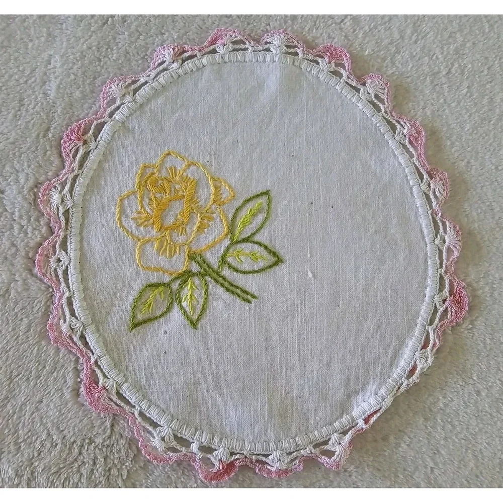 Vintage Linen Doilies Set of 4 White Ivory Embroidered Cottage Round Tabletop‎